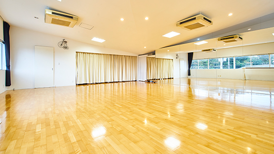 ⑤前面鏡張り、明るく広いスタジオで